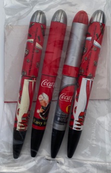 2251-1 € 5,00 coca cola pennen set van 4 verschillende pennen.jpeg